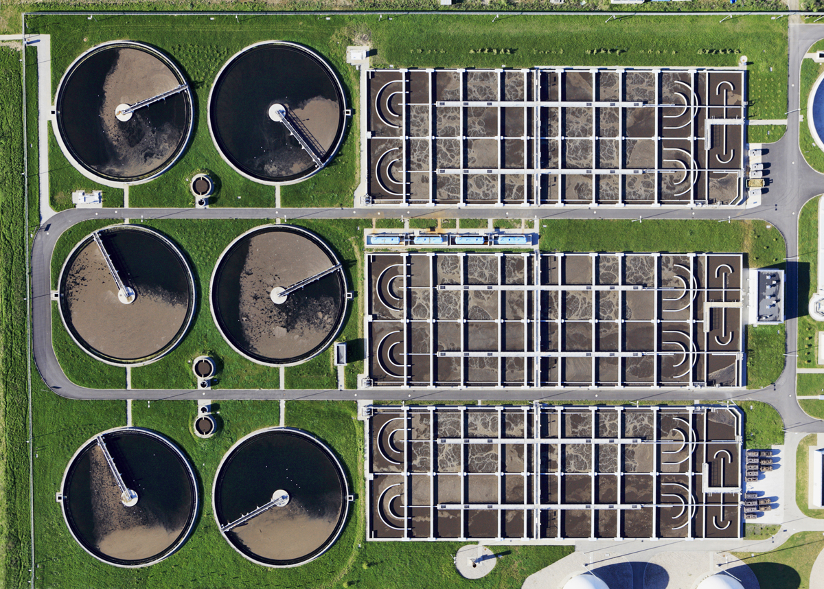 Mechanische, biologische und chemische Verfahren reinigen das Abwasser bislang – zur Elimination von Spurenstoffen braucht es zusätzliche Technik. In der Schweiz sind daher rund 100 Abwasserreinigungsanlagen mit einer Ausbaustufe zu versehen, entweder zur Ozonung oder für den Einsatz von Pulveraktivkohle.