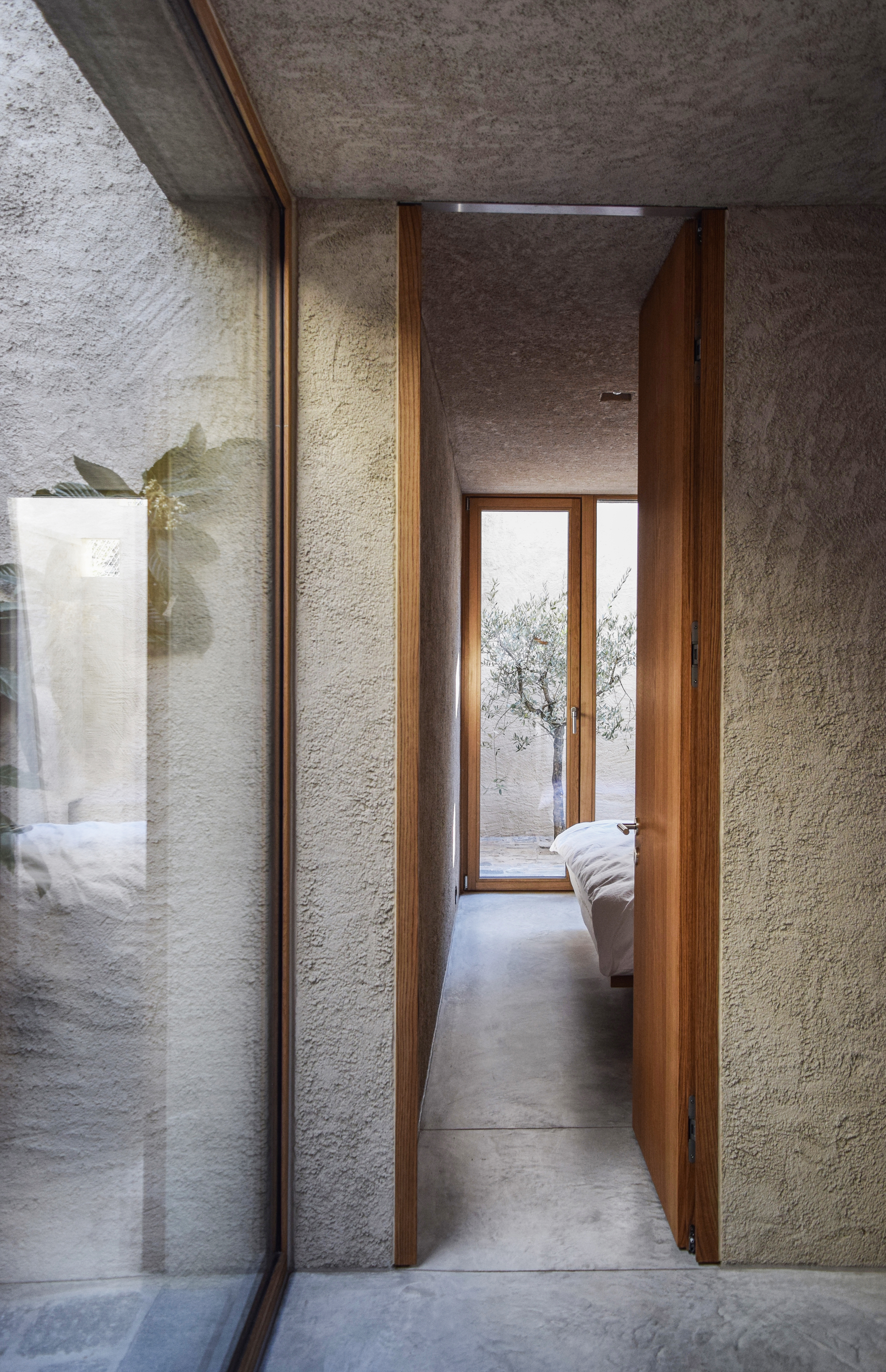 Das Haus von WDMR Architekten übt sich innen wie aussen in Zurückhaltung.