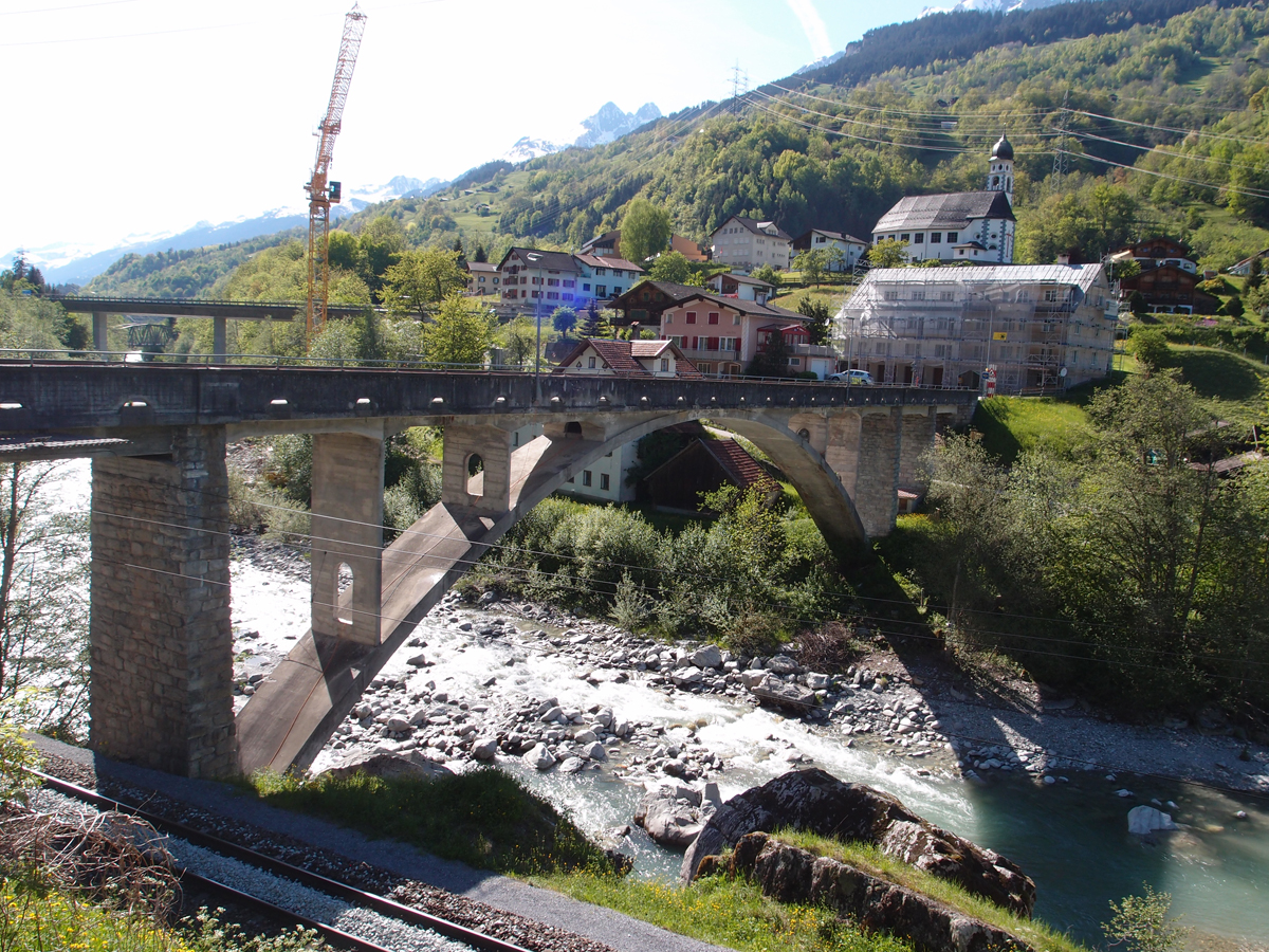 Vorderrheinbrücke Tavanasa-Danis von Südosten.