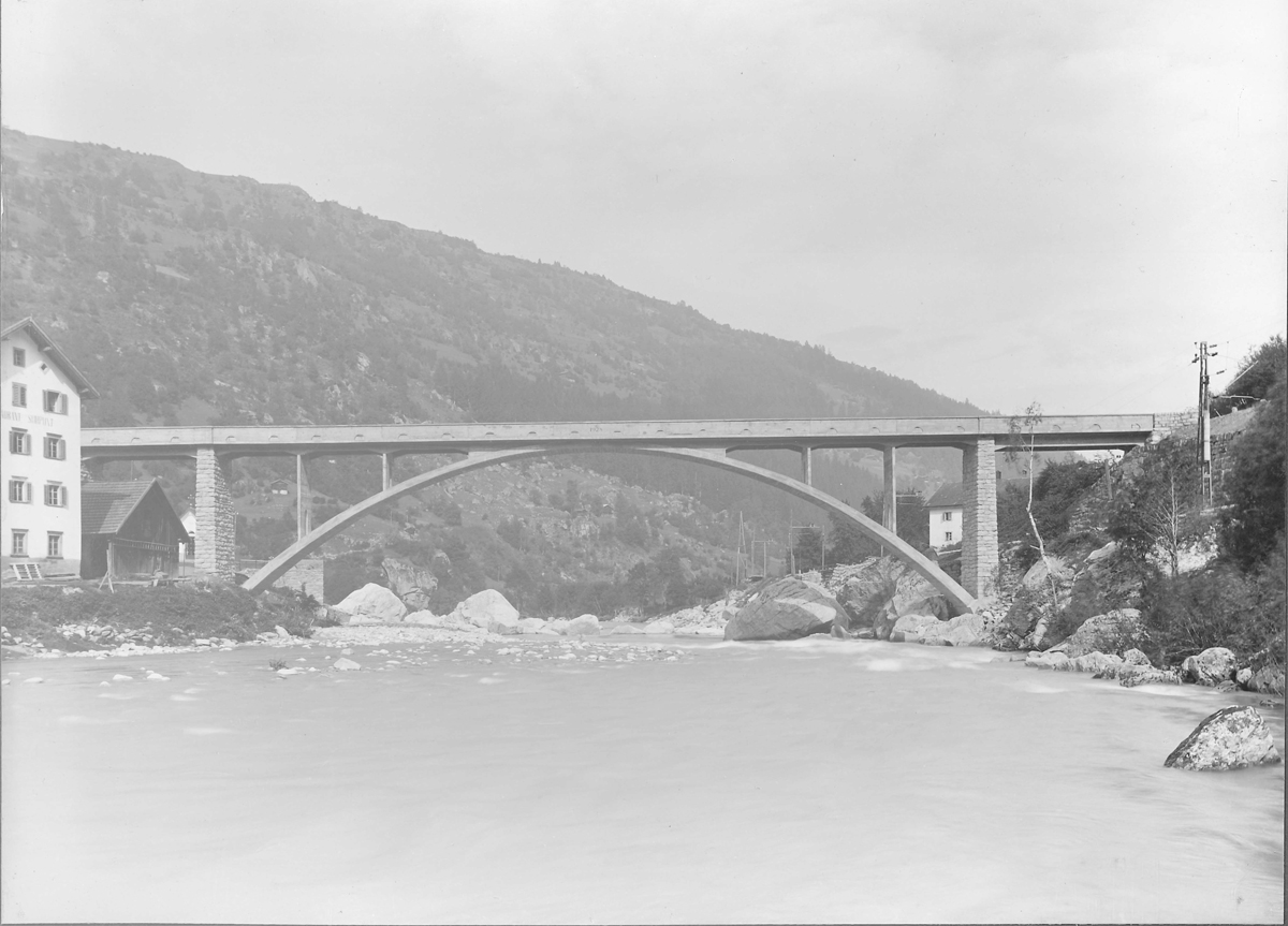 Vorderrheinbrücke Tavanasa-Danis von Westen.