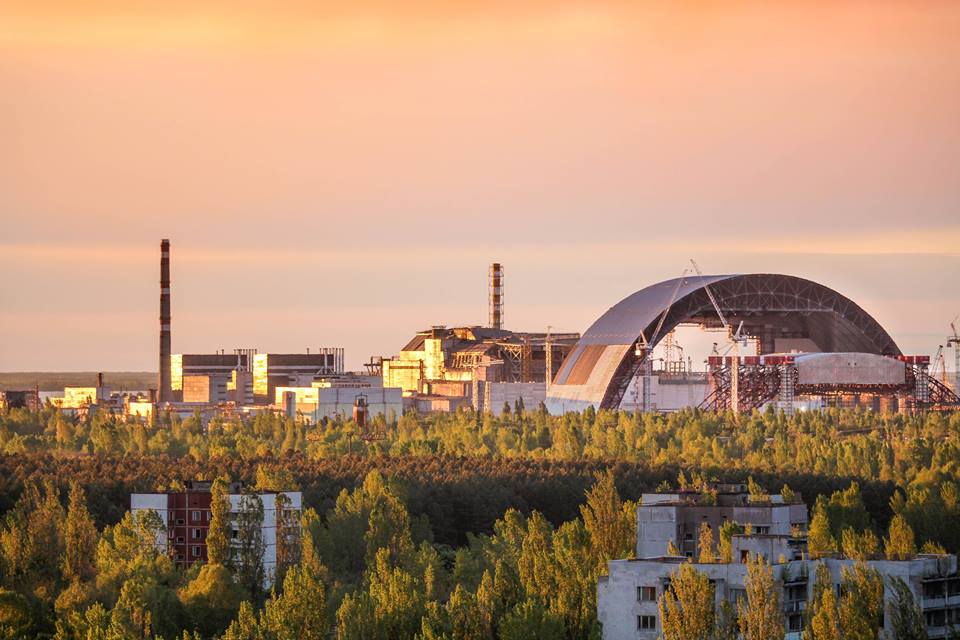 Das Kraftwerk Tschernobyl frühmorgens, fotografiert von einem Dach in Pripyat. Wie man am Stand der Arbeiten am «New Safe Confinement» (NSC) erkennen kann, stammt das Bild aus dem letzten Jahr. Die Schweiz beteiligt sich am Bau dieser Einhausung mit 9.3 Mio. Euro, die in den «Chernobyl Shelter Fund» eingezahlt werden. (Text: Roland Verant)