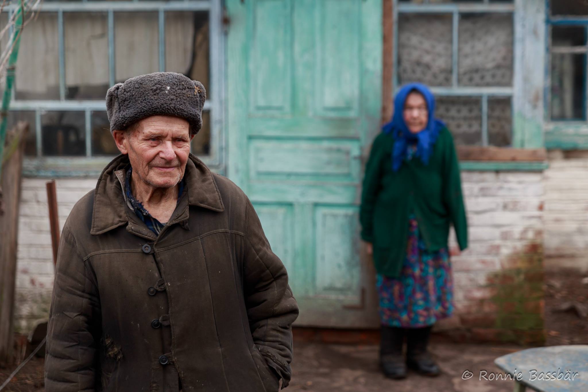 Bei meinem letzten Besuch in Tschernobyl hatte ich das Vergnügen Ivan Ivanovich und seine Frau Maria Kondratieva wieder zu treffen. Der ältere Herr ist so redselig wie immer. Er erzählt mehrere Geschichten gleichzeitig, immer mit einem schelmischen Funkeln in seinen Augen. Mein Herz war schwer, als ich sie wieder verlassen musste, wusste ich doch, dass dies womöglich das letzte Mal war, an dem ich diese außergewöhnlichen Menschen treffen würde. Wenn sie dereinst nicht mehr sind, wird ihr Zuhause nich