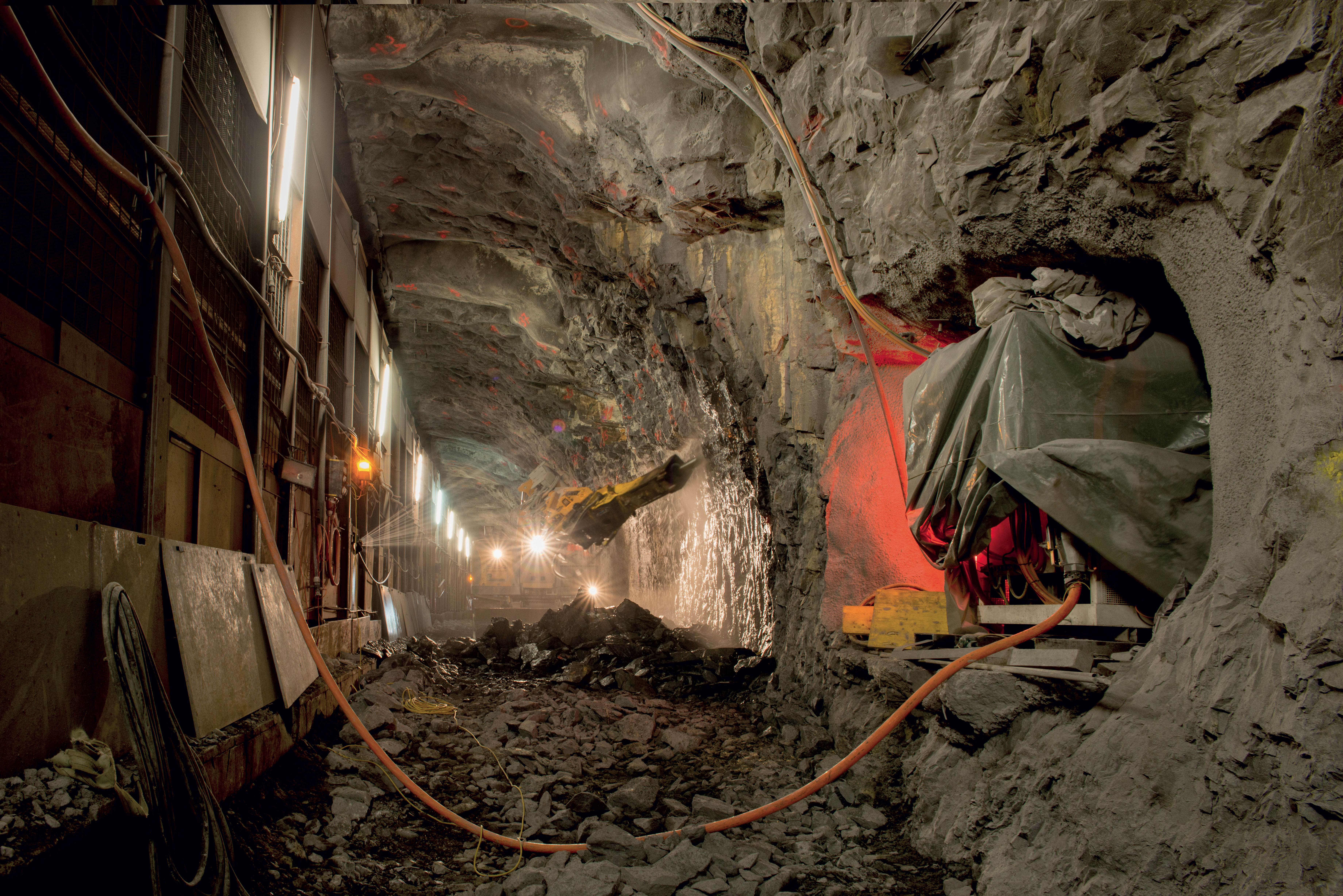 Excavation au brise-roche du parement et de la calotte du tunnel