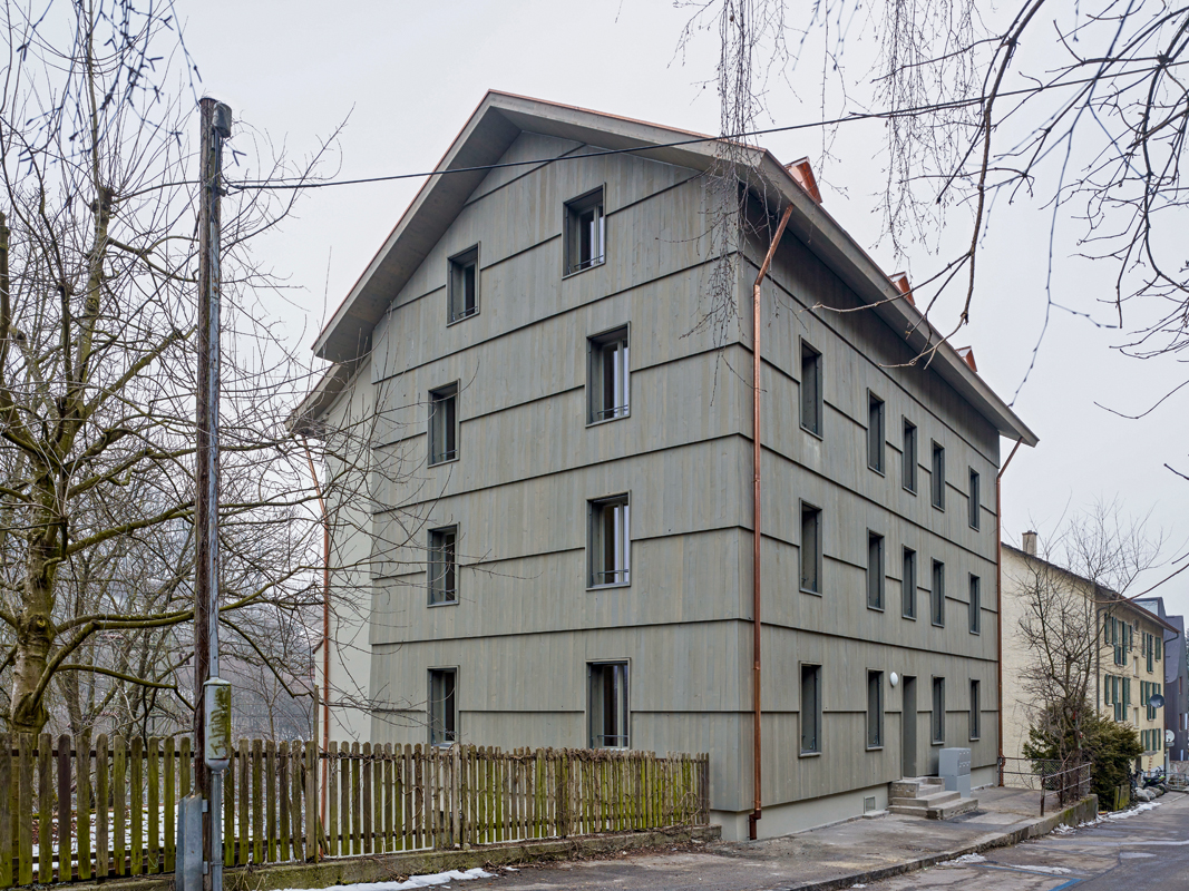 Die Fassade zur Jurastrasse ist von der stehenden Schalung aus lasiertem Holz bestimmt.