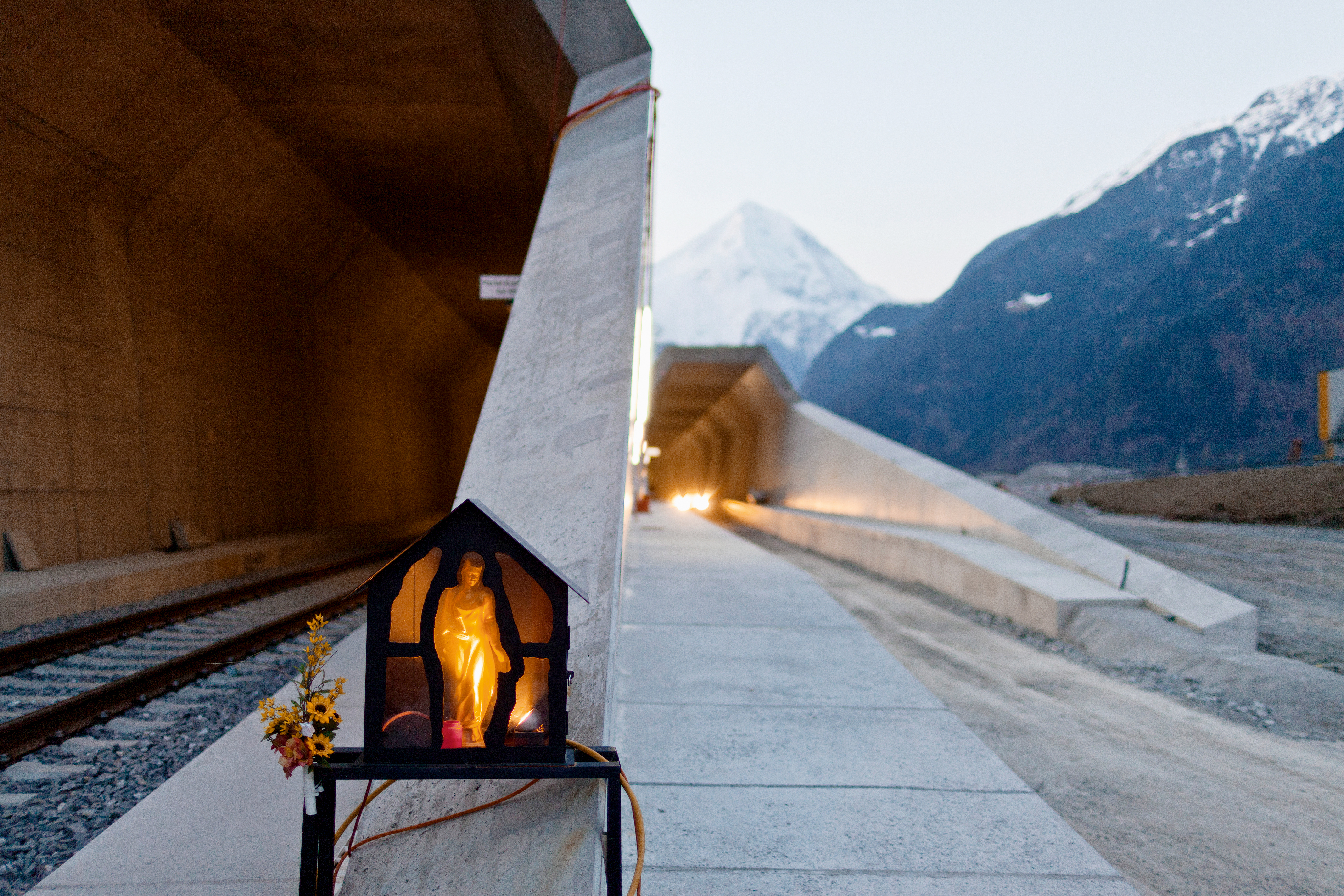 Die heilige Barbara, Schutzpatronin der Mineure (vgl. TEC21 49–50/2010), vor den Portalen der einspurigen Röhren des Gotthard-Basistunnels.