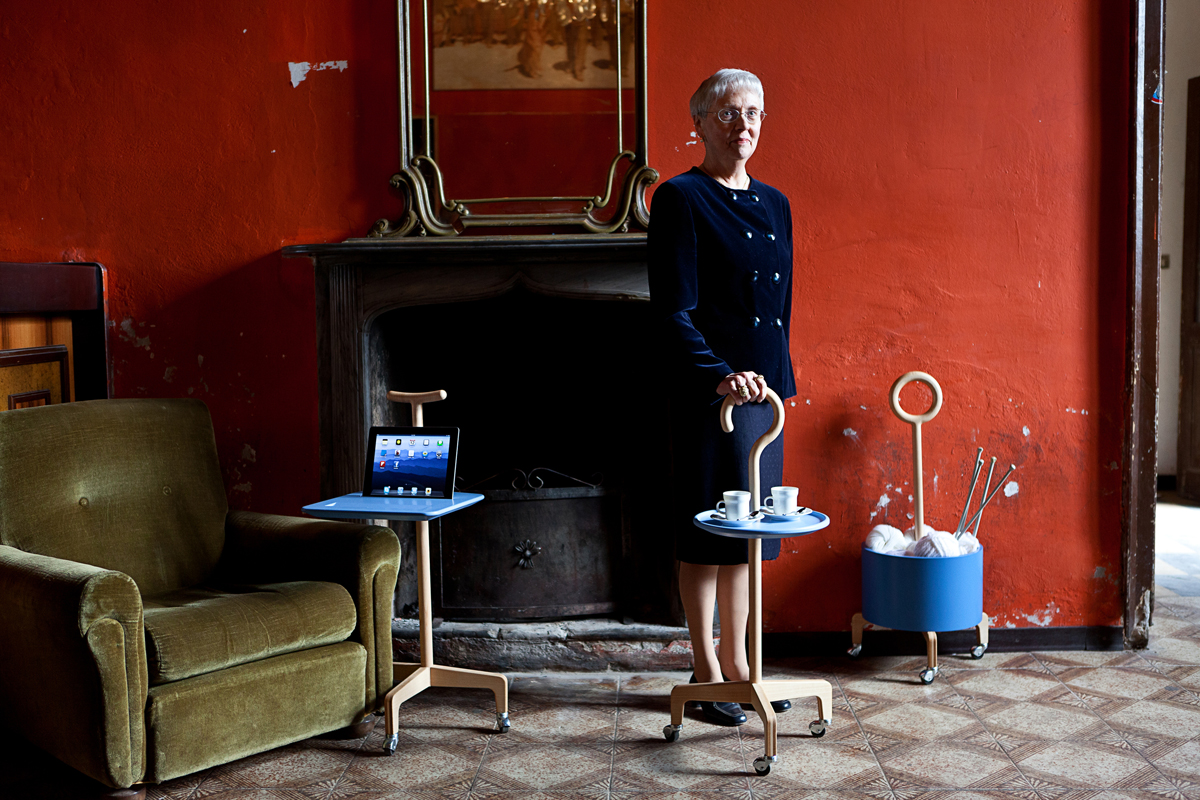 Eine Gehstockserie mit Zusatzfunktionen – als Tischlein für ein Laptop, für die Teetassen oder für Zeitschriften und Strickwaren. Erfunden durch Francesca Lanzavecchia und Hunn Wai (Italien und Singapur).