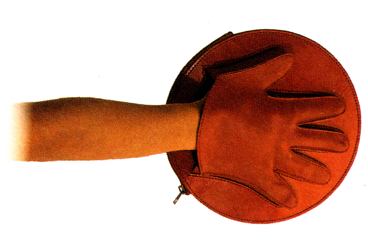 Cinzia Ruggeri entwarf dieses «GuantoBorsaSchiaffo» (HandschuhTascheOhrfeige) genannte Objekt, das wohl weder als Tasche noch für Ohrfeigen sonderlich geeignet ist. Ruggeri ist eine Designerin für Möbel und auch Kleider mit einem Hang zum Surrealismus.