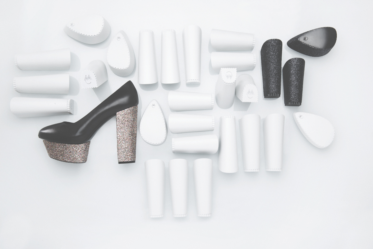 Alexandra Alberta Chiolo ist Modedesignerin mit einem Faible für Schuhe. Sie erfindet dabei auch ungewöhnliche Schuhe mit auswechselbaren Plateausohlen und Absätzen unterschiedlicher Höhen und Materialien.