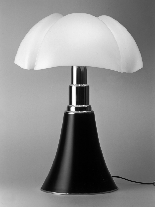 Die wohl bekannteste Entwerferin in dieser Reihe ist Gaetana (Gae) Aulenti (1927–2012). Ihre «Pipistrello»-Tischleuchte stammt von 1965 und ist über Teleskopstangen verstellbar.