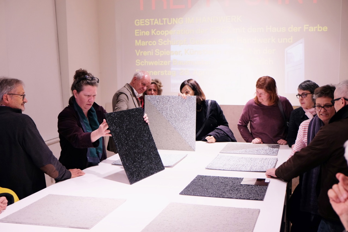 Besucher der Baumuster-Centrale begutachten Musterplatten.