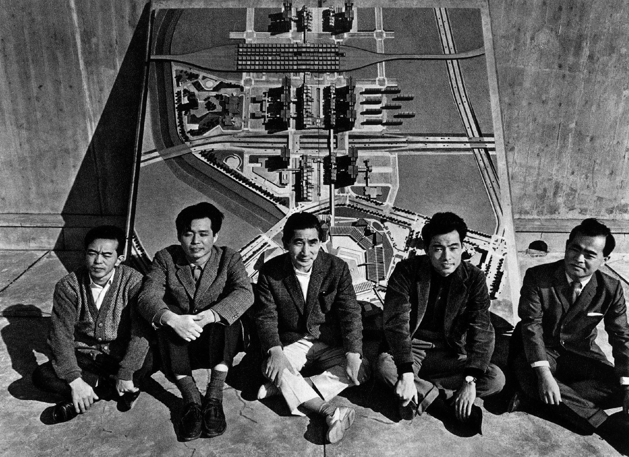 Kenzo Tange et son équipe devant la maquette de Skopje