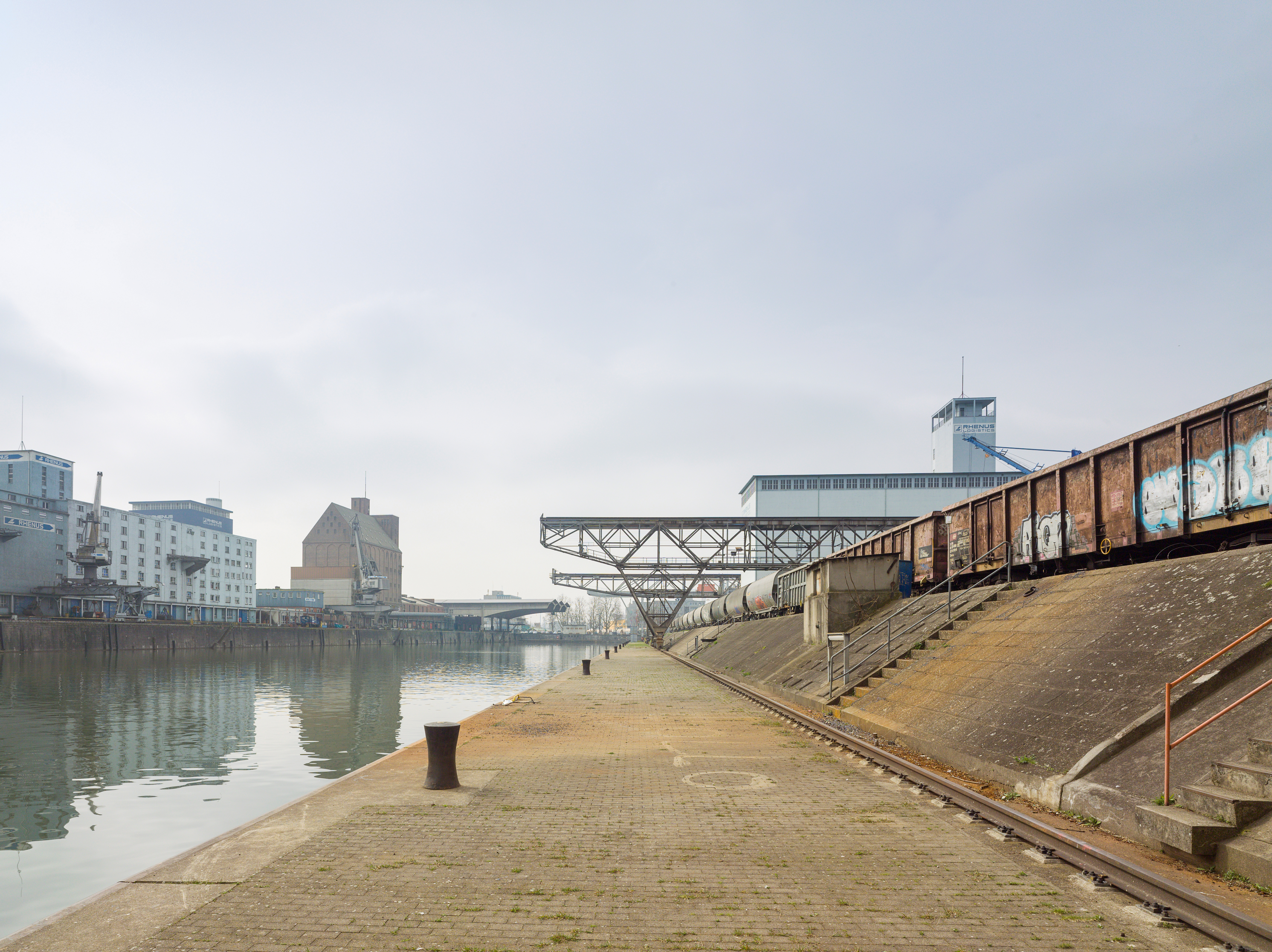 Blick von der Westquaiinsel über das Hafenbecken I: Der zukünftige Stadtteil auf dieser Insel befindet sich unmittelbar neben einem funktionierenden Hafen. Hier wird es um ein Miteinander von Hafen und Stadt gehen.