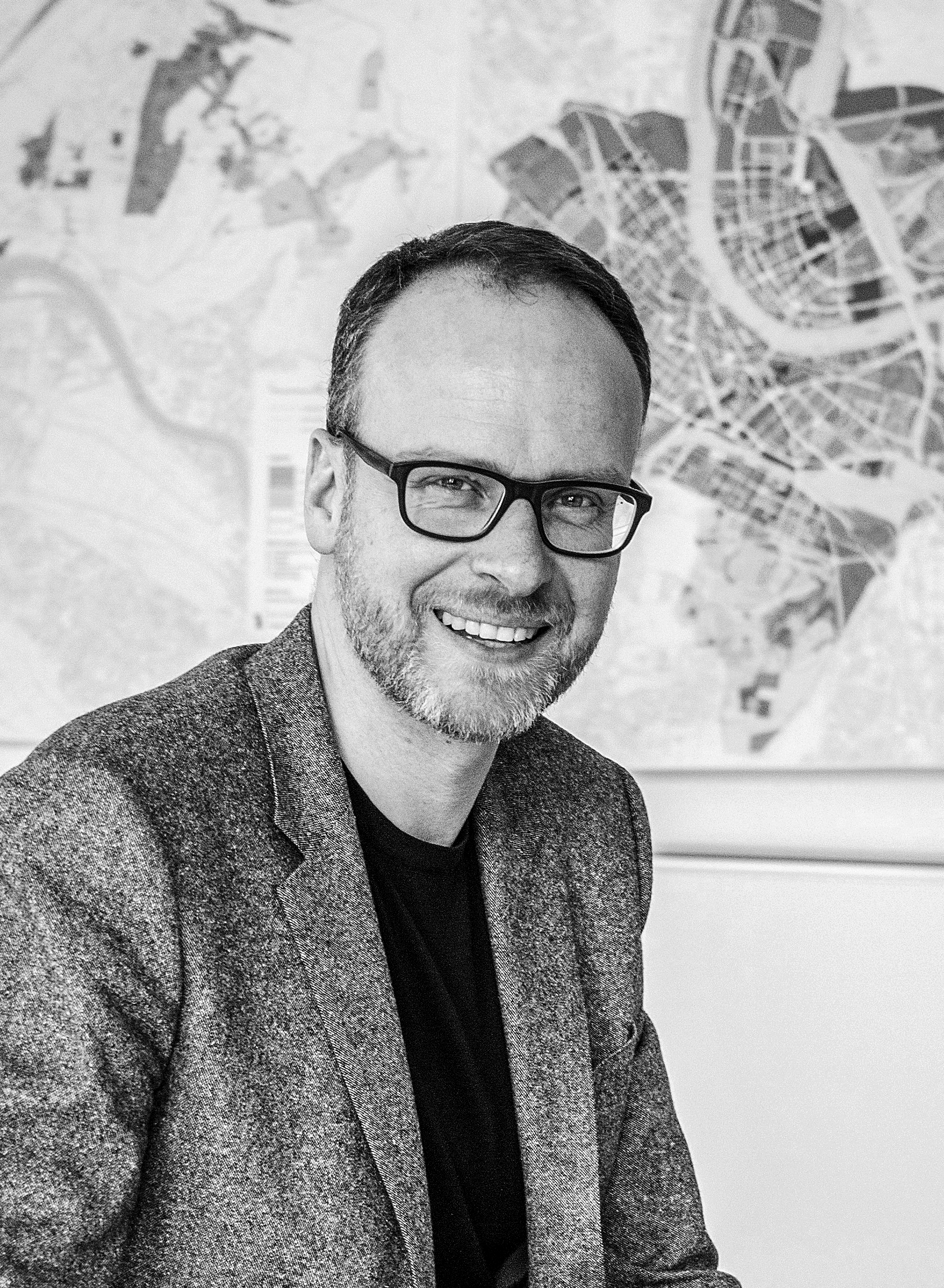 Beat Aeberhard ist seit April 2015 Kantonsbau­­meis­­ter und leitet den Bereich Städtebau &amp; Architektur im Kanton Basel-Stadt. Von 2008 bis 2014 war er Stadtarchitekt in Zug und bis 2014 zudem als selbstständiger Architekt tätig. Er studierte Architektur und Städtebau an der ETH Lausanne und Zürich sowie an der Columbia University, New York.