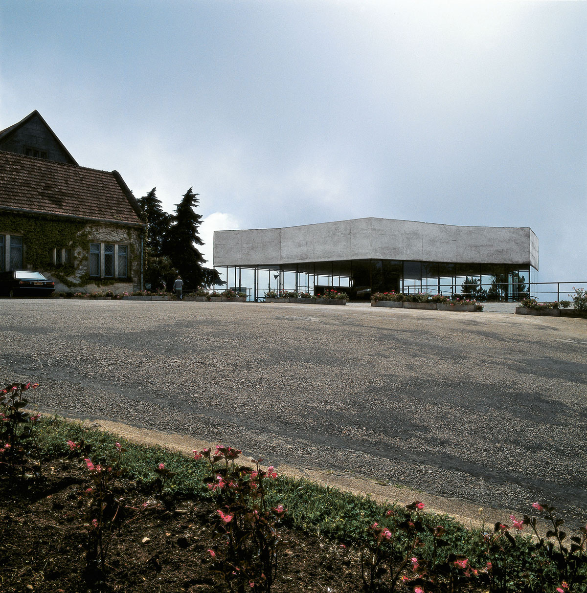 Cappella di Sao Pedro: Kapelle São Pedro, Campos de Jordão (São Paulo), Bauzeit ab 1987. Blick vom vorgelagerten Platz, links das Gebäude des örtlichen Statthalteramtes.