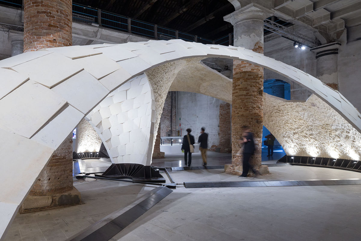 «Beyond Bending»: Hauptausstellung, Corderie dell'Arsenale – The Block Research Group (Prof. Philippe Block und Tom Van Mele) Die Block Research Group, John Ochsendorf, Matthew DeJong und The Escobedo Group zeigen in ihrem Beitrag unter anderem ein 16 m langes und lediglich fünf Zentimeter dickes Gewölbe aus unbewehrtem Sandstein, erstellt mit Hilfe von digitalen Planungs- und Fabrikationsmethoden. Die Installation kommt ohne jeglichen Mörtel aus und verdeutlicht, wie die Architektur von alten Bautec