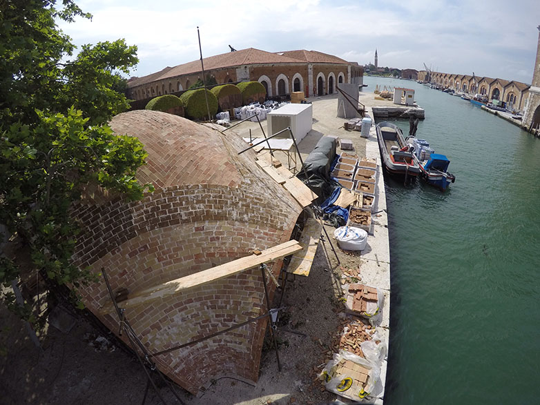 «Droneport»: Hauptausstellung – The Block Research Group (Prof. Philippe Block und Tom Van Mele): Gemeinsam mit ODB Engineering, dem Team von Norman Foster und der Unterstützung der Lafarge-Holcim-Stiftung stellt die Block Research Group die aus Erde bestehende Gebäudehülle des Prototypen für den Drohnenflugplatz «Droneport» in Ruanda vor. Dieser soll künftig teil eines Drohnennetzes sein, dass entlegene Gegenden Afrikas mit Medikamenten und weiteren wichtigen Gütern versorgen soll.