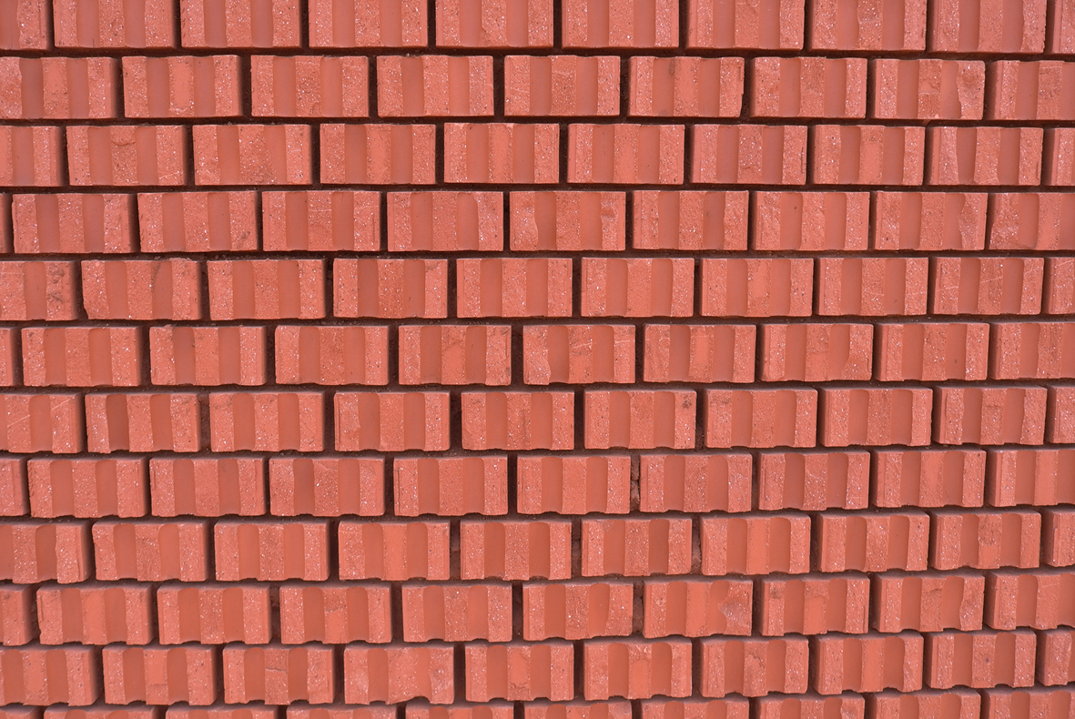 Das Mauerwerk besteht aus zur Hälfte aufgeschnittenen Backsteinen (Klinker). Diese offenen Bruchstellen verleihen dem Äussern des Schopfs einen augenfälligen Charakter.