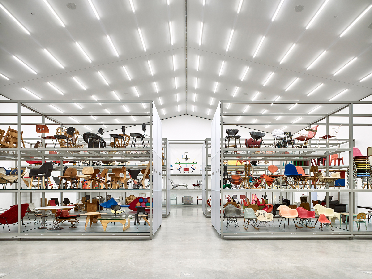 Die Sammelstücke sind auf Regalen chronologisch geordnet ausgestellt. Stichwortartig sind die einzelnen Objekte bezeichnet, Details lassen sich über Smartphone oder ausleihbare Tablets abrufen.