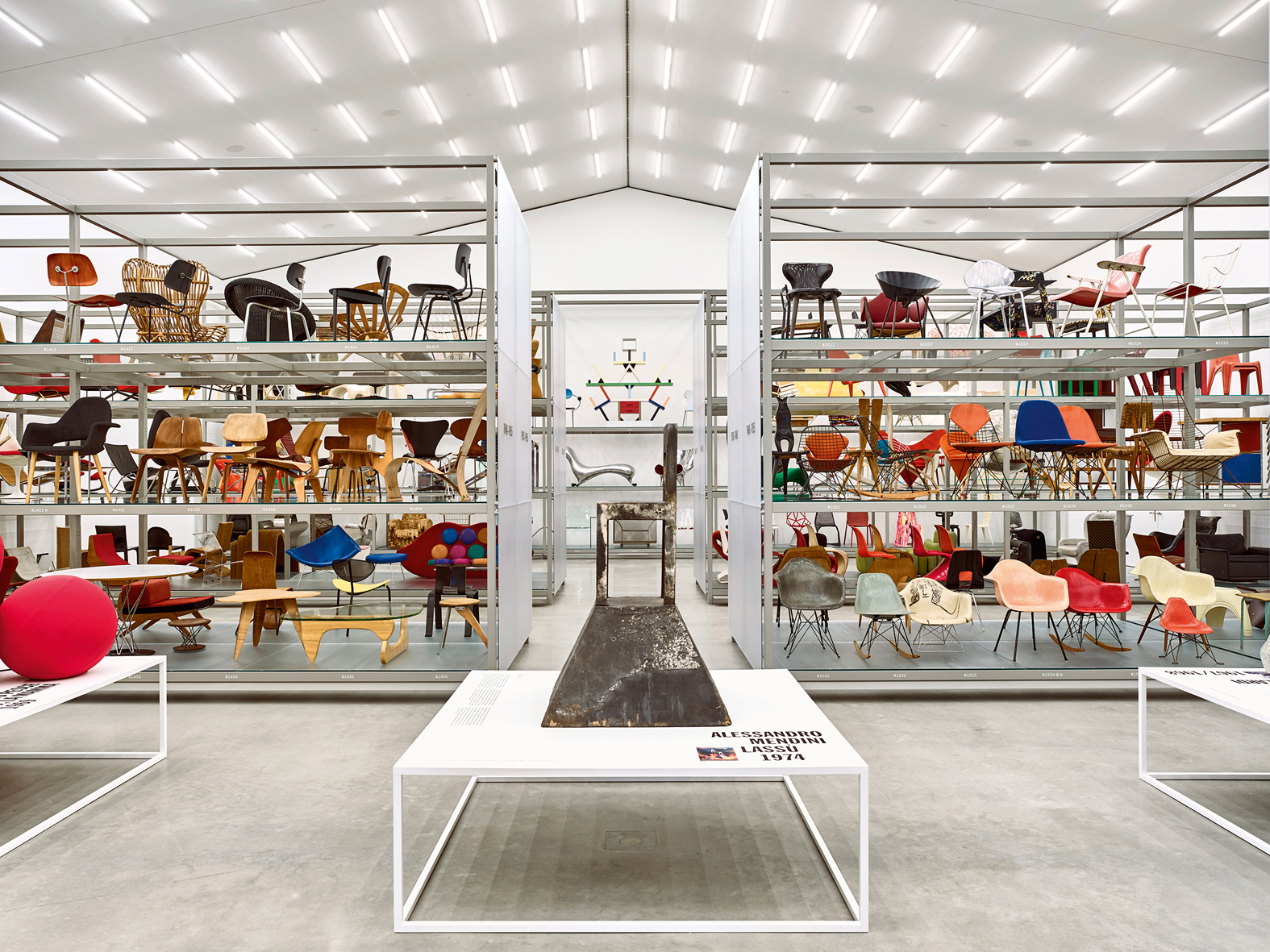 Im Schaudepot sind rund 400 Schlüsselstücke der über 8000 Objekte umfassenden Sammlung des Vitra Design Museums zu sehen. In der Mitte das Objekt («Lassù», 1974) von Alessandro Mendini, Teil der Wechselausstellung «Radical Design».