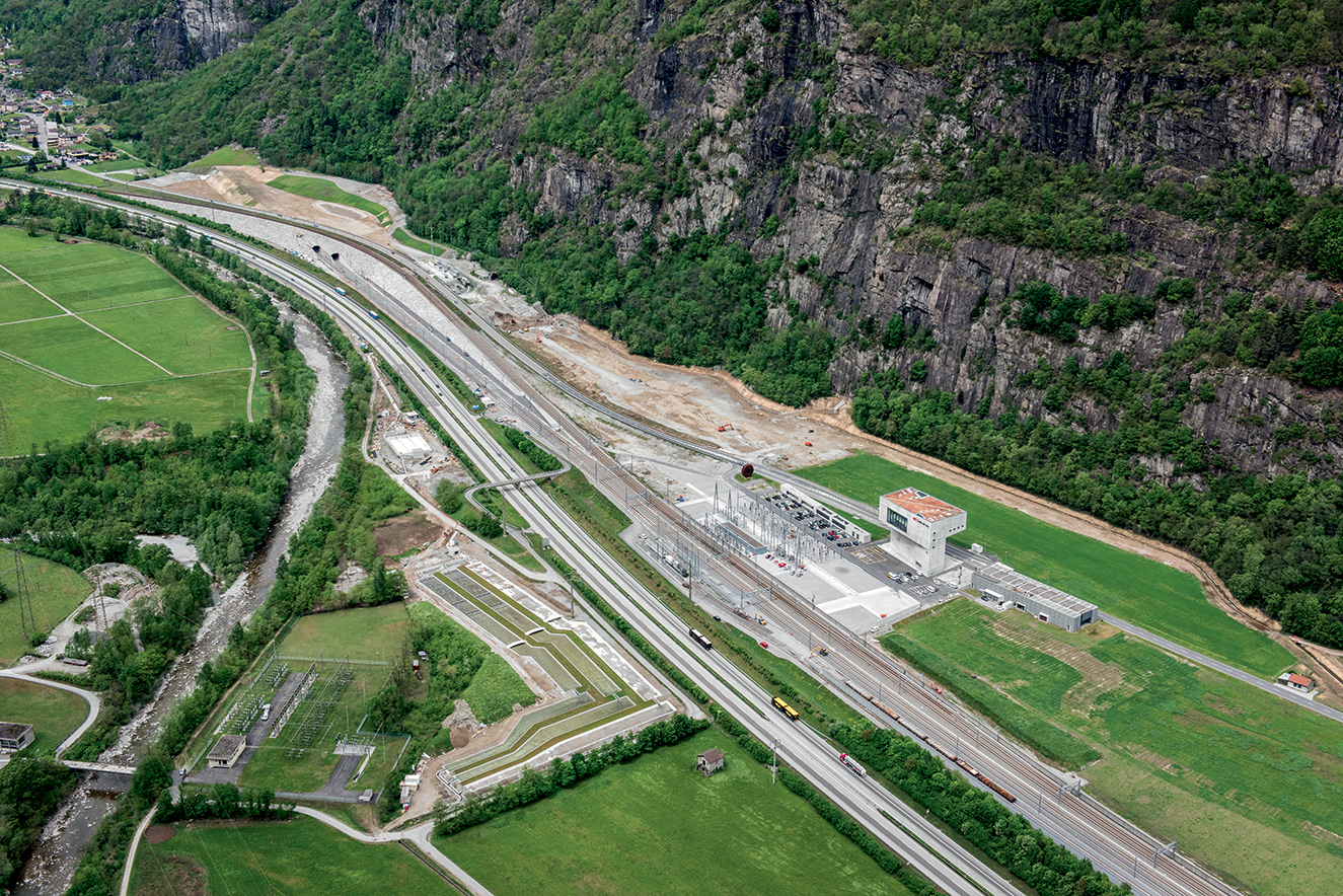 Paesaggio del portale sud della galleria di base del San Gottardo.