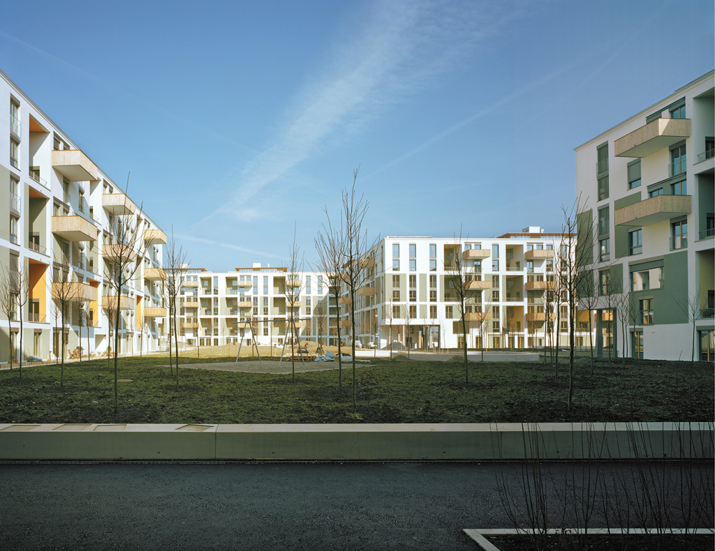 Wohnüberbauung Klee von Knapkiewicz &amp; Fickert Architekten. Bauträgerschaft: Gemeinnützige Bau- und Mietergenossenschft Zürich, Zürich (GBMZ)/Baugenossenschaft Hagenbrünneli, Zürich (BGH)