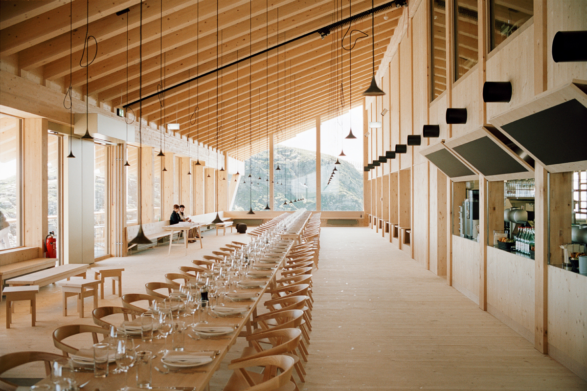 Das Restaurant öffnet sich grosszügig auf drei Seiten. Die Verglasung im Süden gibt den Blick auf die Glarner- und Sarganseralpen frei.