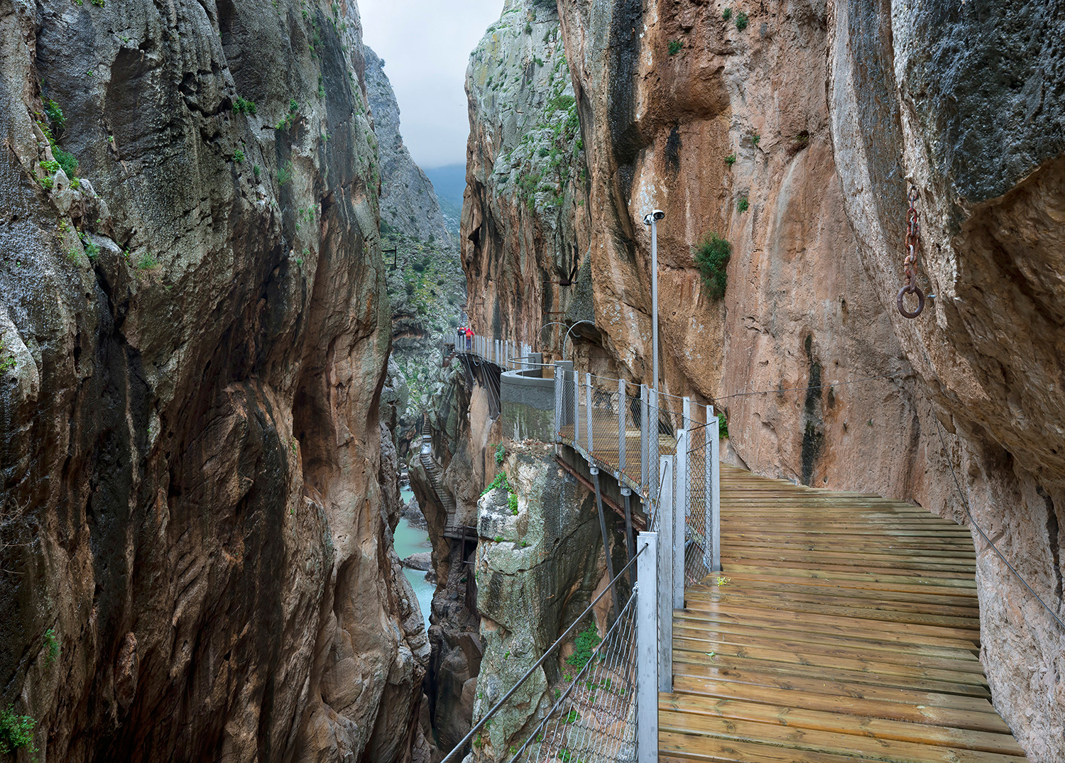 Preisträger 2016: THE KING'S LITTLE PATHWAY IN EL CHORRO GORGE, Malaga (Spanien): Der «Kleine Königspfad» (Caminito del Rey) in Andalusien ist einer der berühmtesten und spektakulärsten Wanderwege weltweit. Die 2015 abgeschlossenen Restaurierungsarbeiten ermöglichten die Wiedereröffnung des Pfades, der mittlerweile eine wichtige soziale und wirtschaftliche Rolle für die Bevölkerung spielt.
