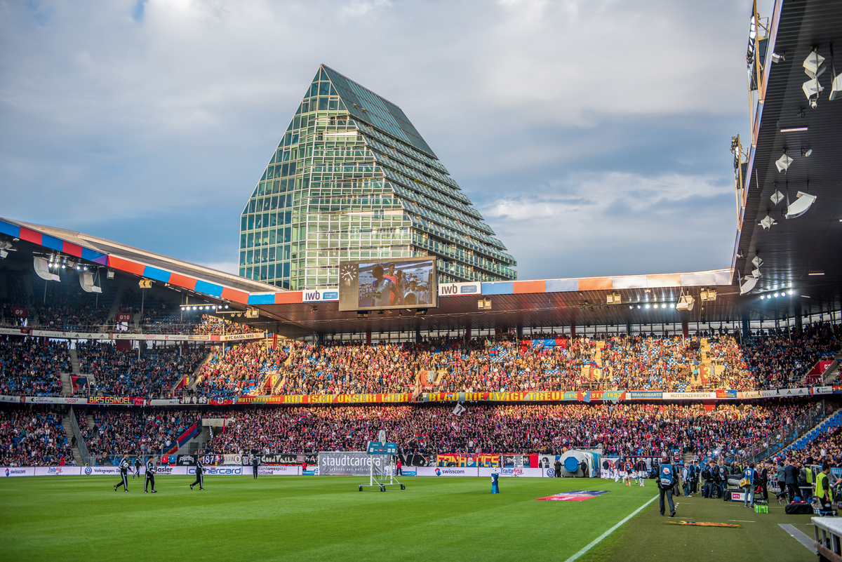 Sport und Städtebau: FCB–GCZ im Vordergrund, St. Jakob-Turm im Hintergrund.