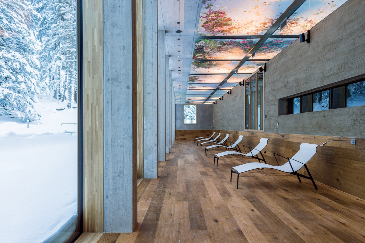 Wellnessbereich des im Dezember 2015 eröffneten Berggasthauses «Säntis – das Hotel» auf der Schwägalp AR. Die Deckenpaneele sind mit individuell entworfenen Tapeten von Jakob Schlaepfer belegt. Die Tapeten finden sich auch in den öffentlichen Bereichen des Baus.