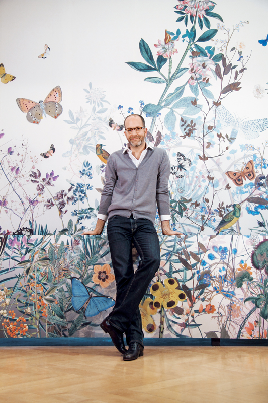 Bernhard Duss hat an der Hochschule für Gestaltung und Kunst in Luzern Textildesign studiert. Nach ersten Berufserfahrungen als Textildesigner für die St.Galler Textilindustrie war er mehrere Jahre freiberuflich als Illustrator, Kostümbildner und Szenograf tätig. Seit 2015 zeichnet Bernhard Duss verantwortlich für die Interior-Kollektion von Jakob Schlaepfer.