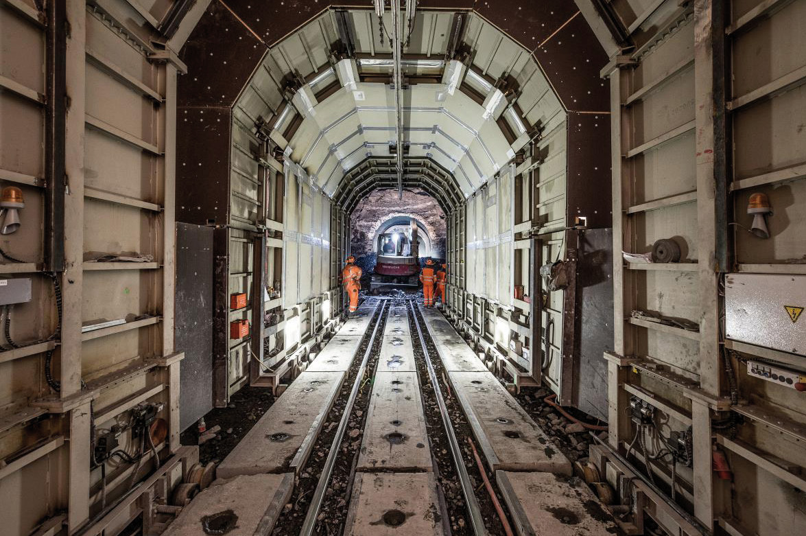 Bauablauf der Normalbauweise 3: Innenansicht des Schutztunnels, der die kritische Zone hinter der Ortsbrust von herunterfallenden Mauerwerksteilen schützen wird.