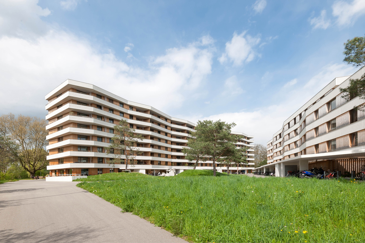 Zellweger Park, Uster Architektur: Morger Partner Architekten AG, Basel; Annette Gigon / Mike Guyer Architekten, Zürich; Herzog &amp; de Meuron, Basel; Bauherrschaft: Zellweger Park AG, Uster; C. Bechtler, Zürich; Odinga Promotions AG, Uster Schritt für Schritt verwandelt sich das einst für die Öffentlichkeit verschlossene Industrieareal der Zellweger Luwa in Uster zu einem Wohnquartier in einem frei zugänglichen Park. Die Bauherrschaft legt ein besonderes Augenmerk auf die Kunst und verwebt auf inspirier