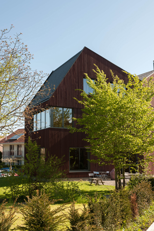 Mehrfamilienhaus, Dörflistrasse 32, Oberrieden Architektur: pool Architekten, Zürich; Bauherrschaft: Familie Leuthold, Zürich Bauen im Dorfkern erfordert besonders viel Fingerspitzengefühl im Umgang mit dem Massstab des Ortes. In Oberrieden gelang es den Architekten mit viel Herzblut und einem Engagement, das weit über ein normales Mandat hinausreicht, ein neues Mehrfamilienhaus in seine Umgebung einzupassen, ohne das Gebäude zu verstecken. Die drei Familien im Haus leben in virtuos komponierten Wohnu