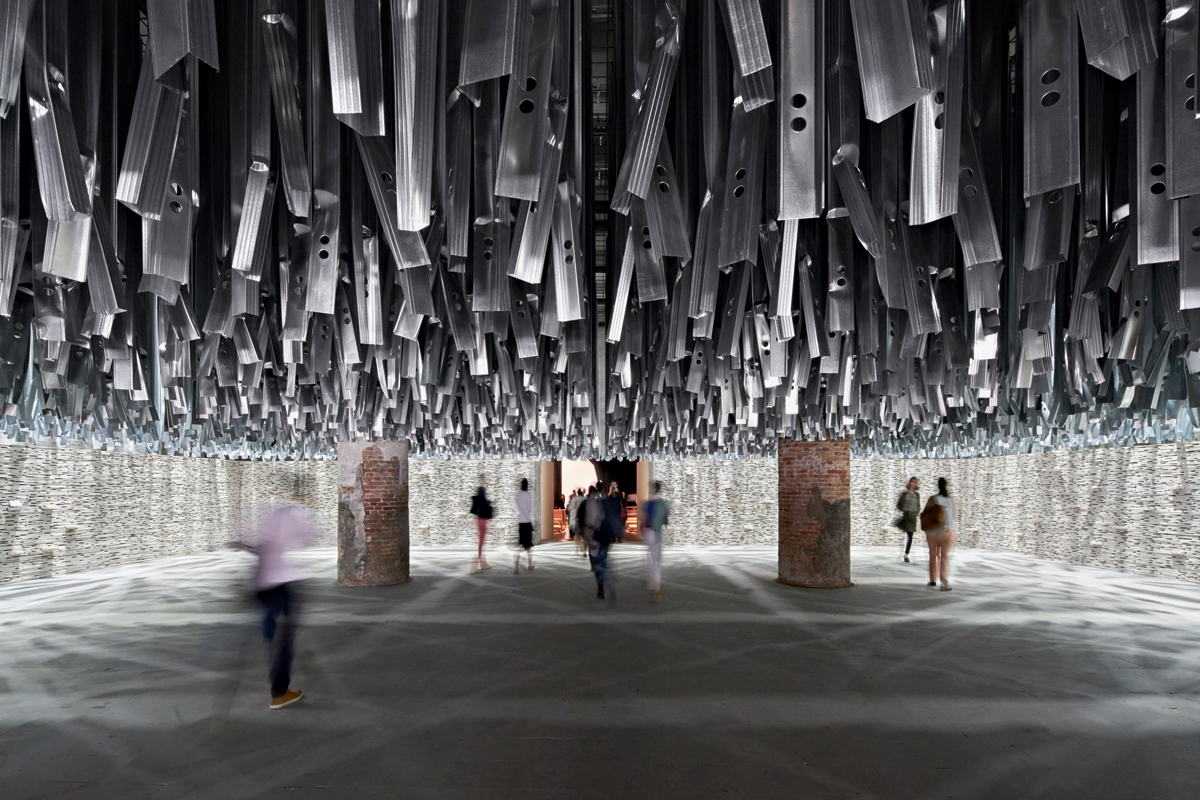 Eingangssaal der Hauptausstellung «Reporting from the Front» im Arsenale.