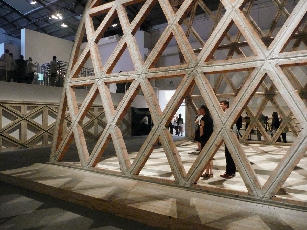 Die Gruppe Gabinete de Arquitectura baut in Paraguay mit ungelernten Arbeitern Gewölbeskelette aus Backstein.