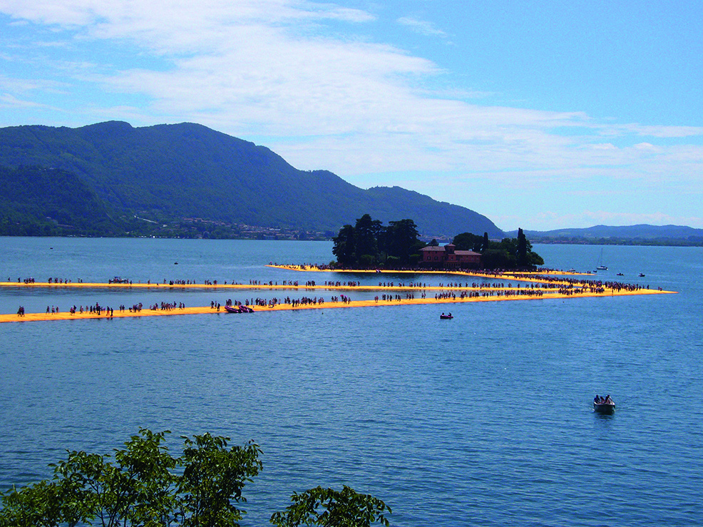 Christo e Jeanne Claude, The Floating Piers, Lago d'Iseo, 18 giugno - 3 luglio 2016.