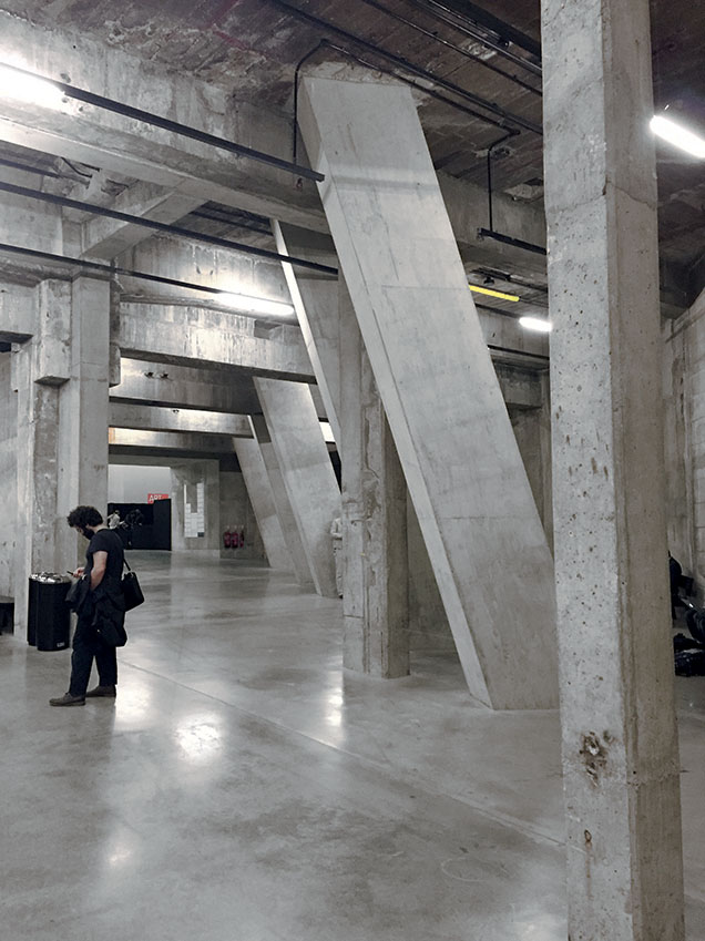 The Switch House, livello 0: gli elementi strutturali del nuovo edificio si aggiungono a quelli preesistenti.