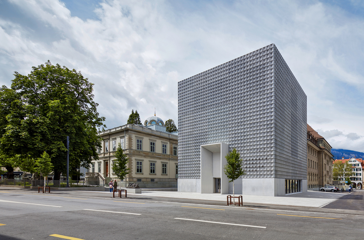 Das klar gefasste abstrakte Volumen ist gekennzeichnet von der Struktur der vorgefertigten Betonelemente. Die Entwerfer berufen sich auf die Ornamente der Villa Planta – das Resultat hingegen spricht eine eigenständige Sprache.