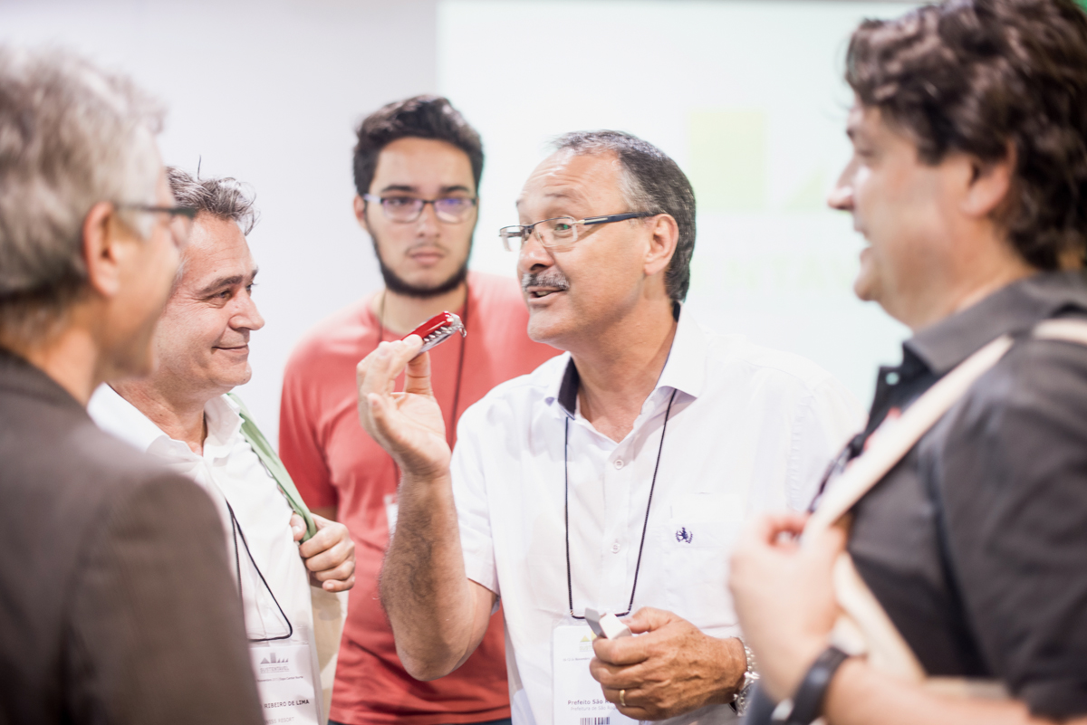 Schweizer Qualität kommt stets gut an: Daniel de Oliveira, Prefeito von São Roque, zeigt sein Schweizer Taschenmesser, ein Geschenk des Projektteams in Brasilien.