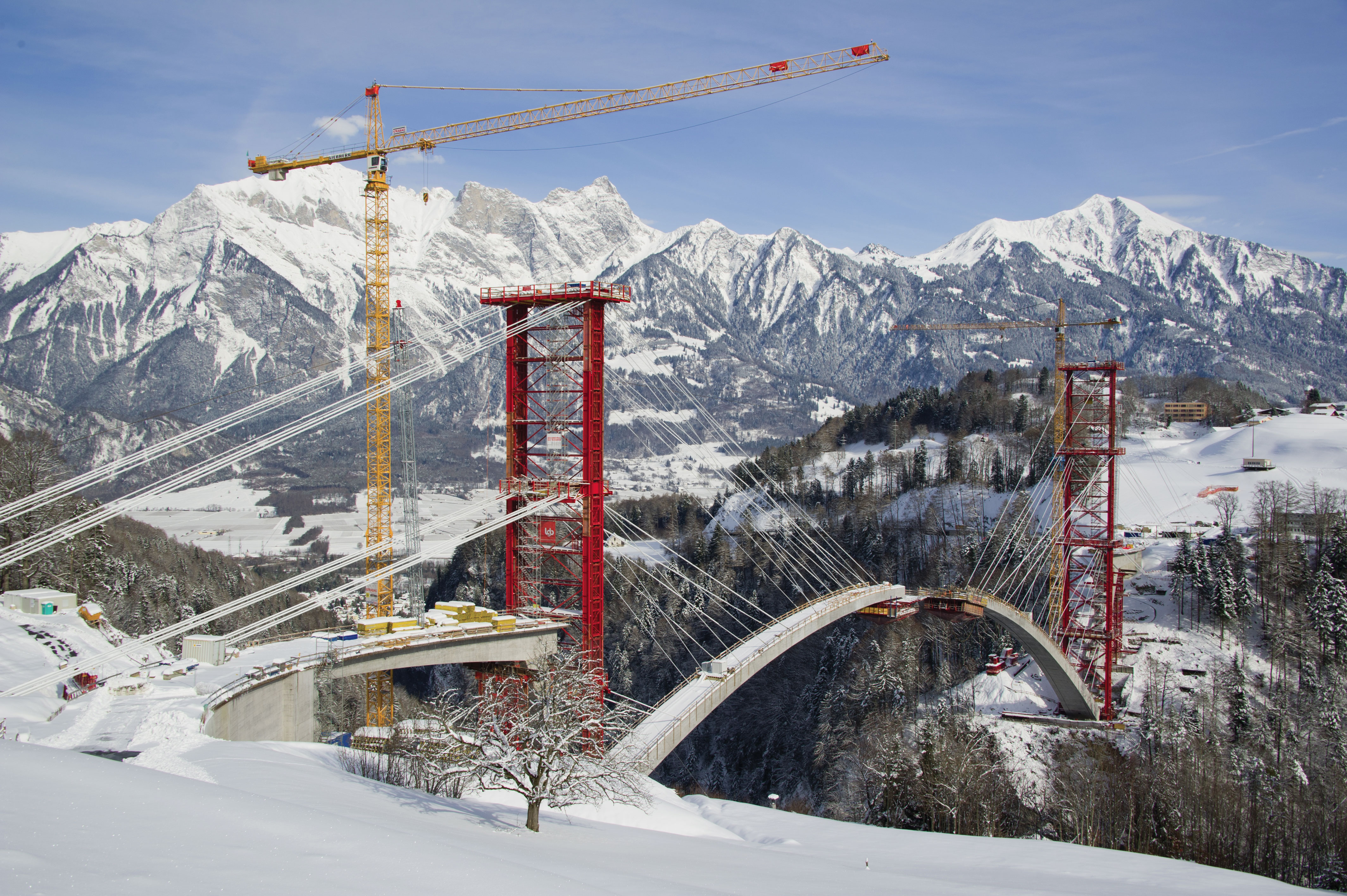 Avant le clavage, l’arc en béton armé et l’échafaudage se comportent comme un ouvrage suspendu.