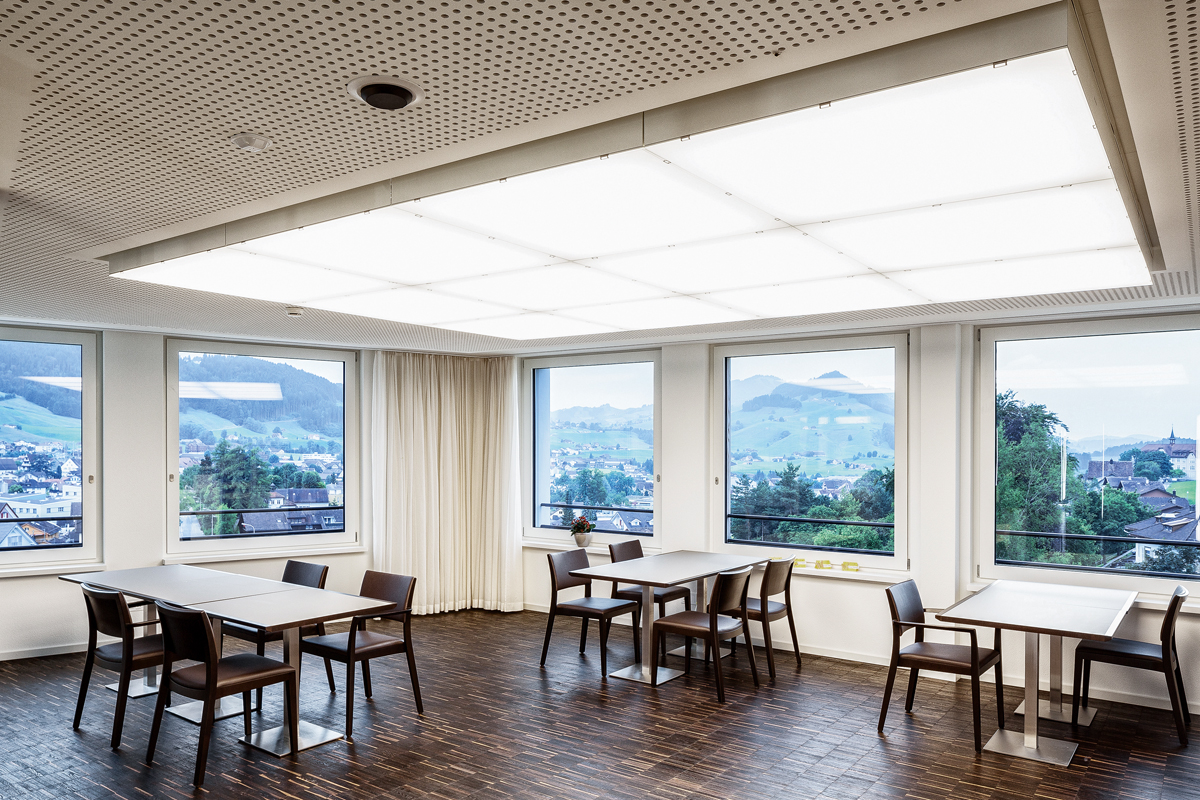 Aufenthaltsraum im neuen Alterszentrum Appenzell mit dynamischer Lichtdecke (Architektur: Bob Gysin + Partner BGP, Zürich; Lichtplanung: Reflexion, Zürich). Für das gleiche Sehergebnis benötigt ein 60-Jähriger die zwei- bis dreifache Menge an Licht wie ein gesunder 20-Jähriger, ein 80-Jähriger bereits das Vierfache.
