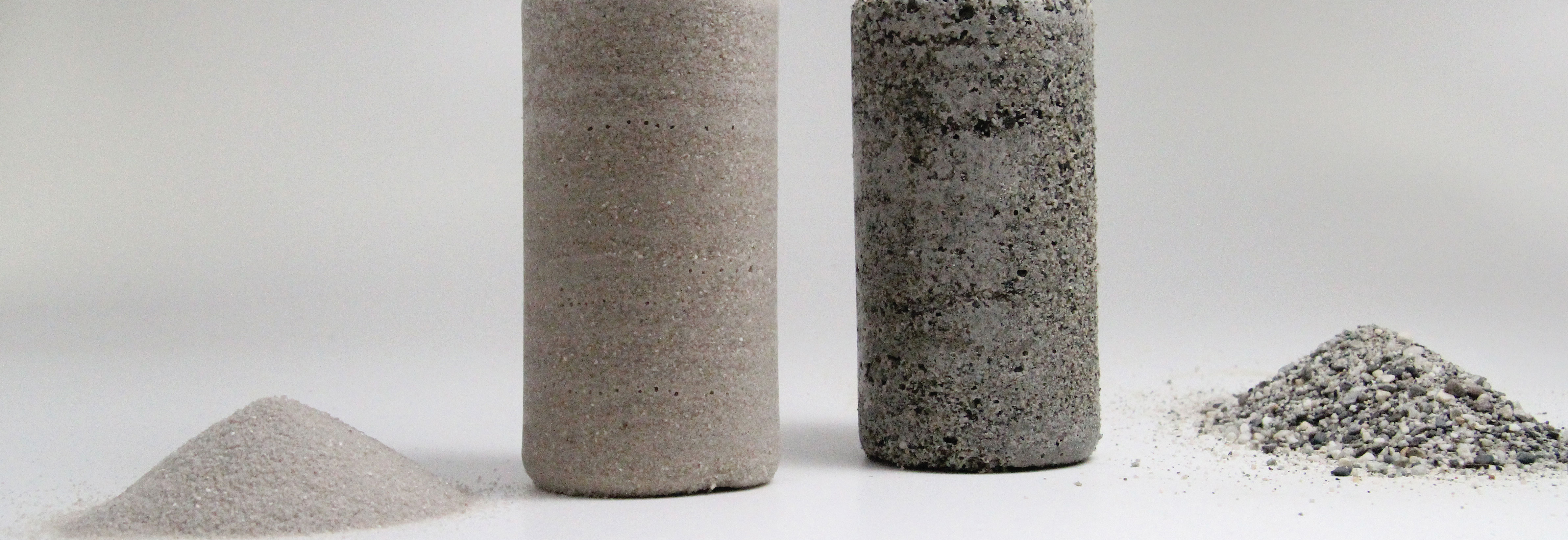 Deux types de sable avant et après la biocimentation. Des colonnes biocimentées se produisent au laboratoire de l’EPFL pour tester la performance mécanique du matériau.