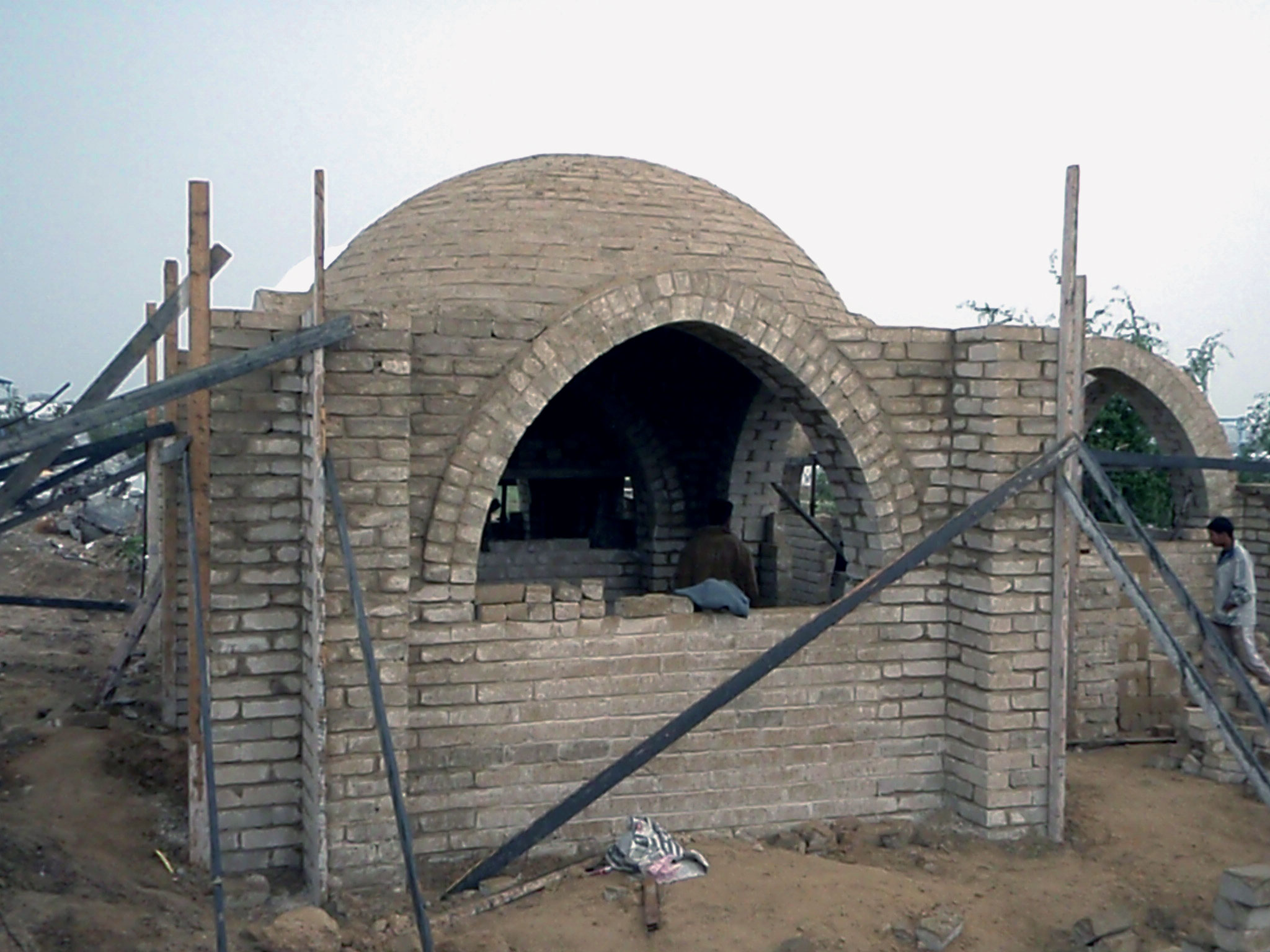 Maisons en briques de terre crue construites à Gaza, conçues par Bill Bouldin, architecte suisse, en collaboration avec Rashid al Ruzzi, ­architecte palestinien