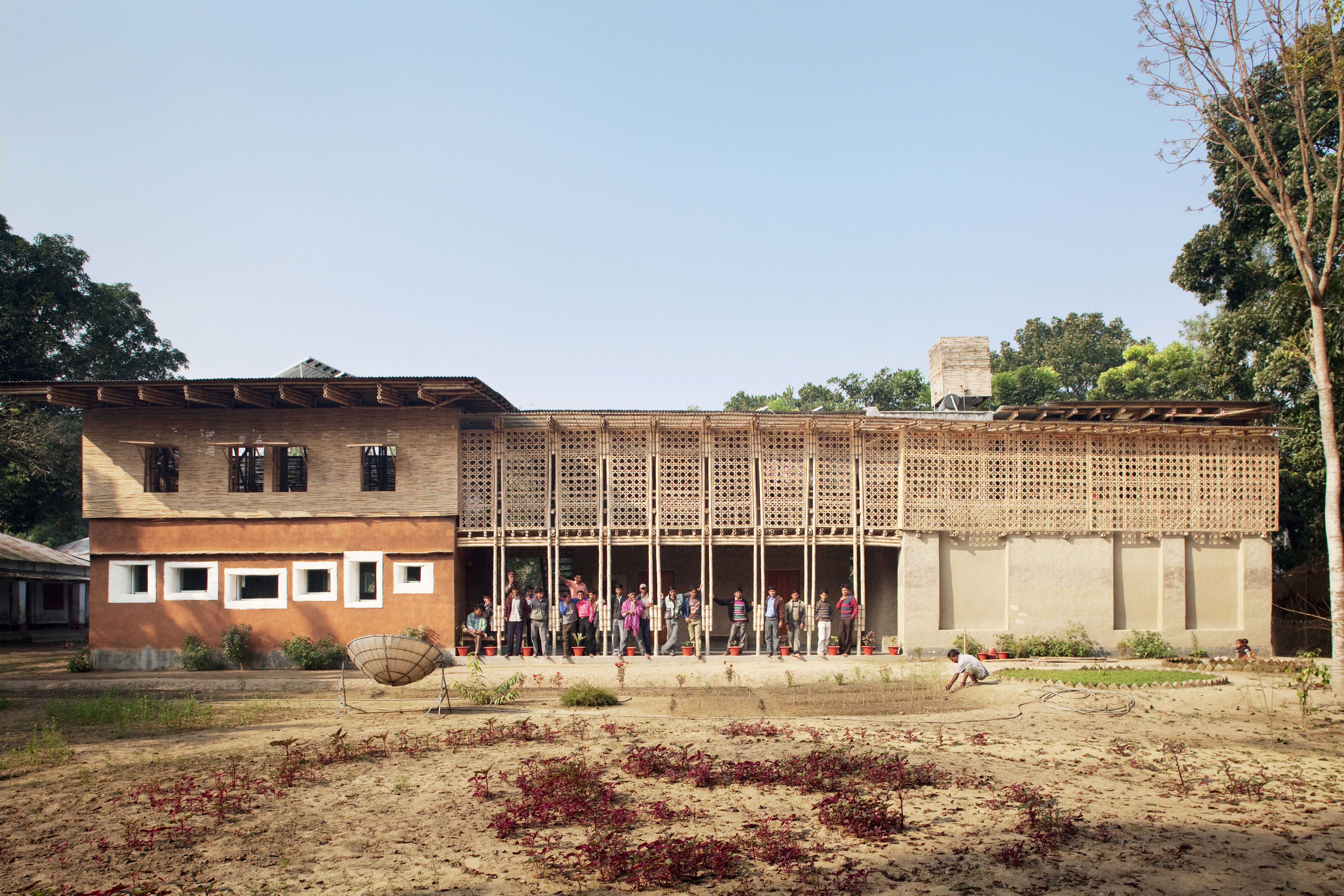 Le centre de formation pour électriciens à Rudrapur au Bangladesh (finaliste du Terra Award) fonctionne entièrement à l’énergie solaire. Etudiants bangladais et autrichiens, ouvriers locaux et futurs usagers ont érigé le bâtiment conçu par Anna Heringer en 2008 pour une ONG locale. Les murs sont en bauge d’argile et paille de riz, la charpente en bambou, utilisé aussi pour les parois brise-soleil