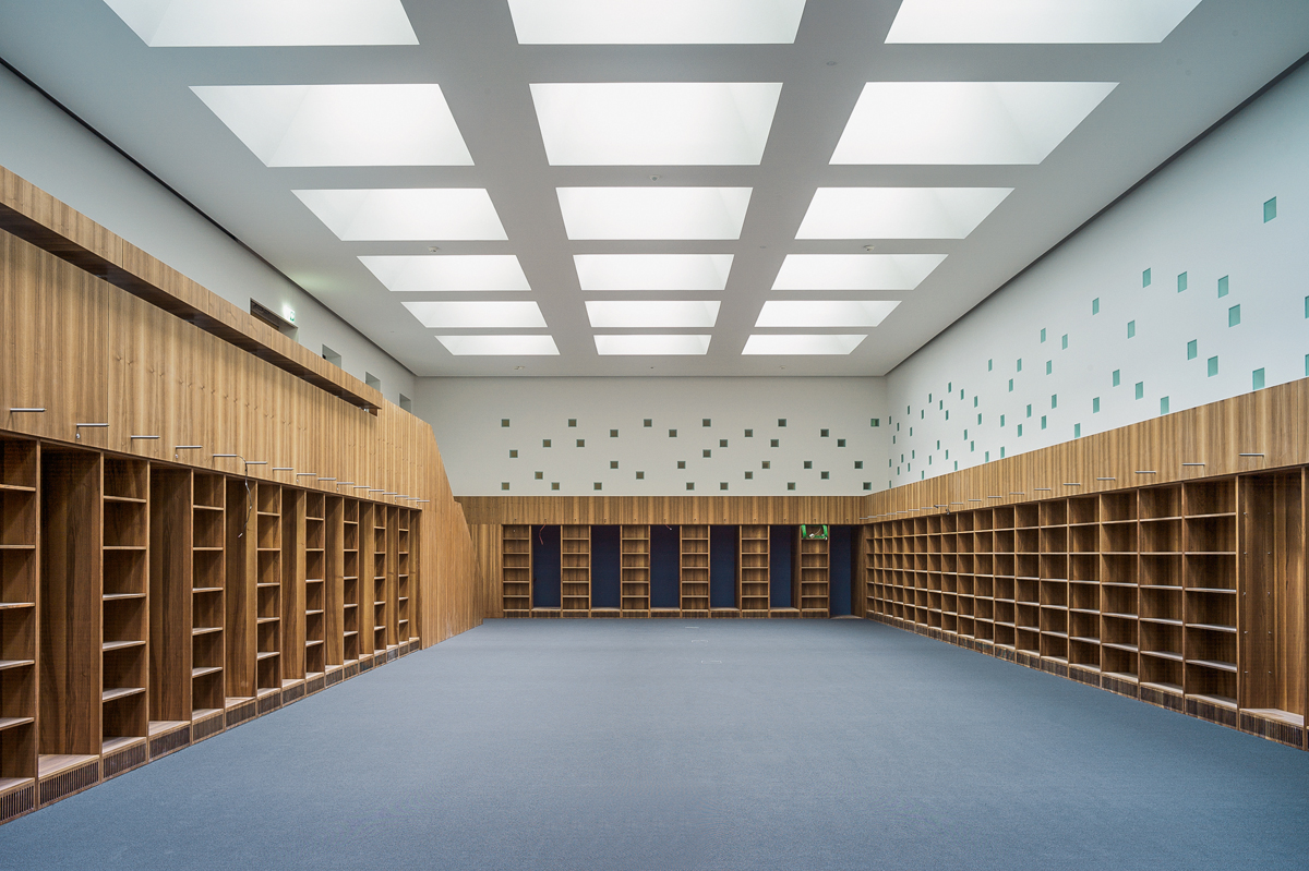 Der Lesesaal unter dem Hofgarten, noch ohne Arbeitstische. Neu ist die angenehme Beleuchtung aus den Oberlichtfenstern. Der Zugang erfolgt über das Galeriegeschoss links im Bild.