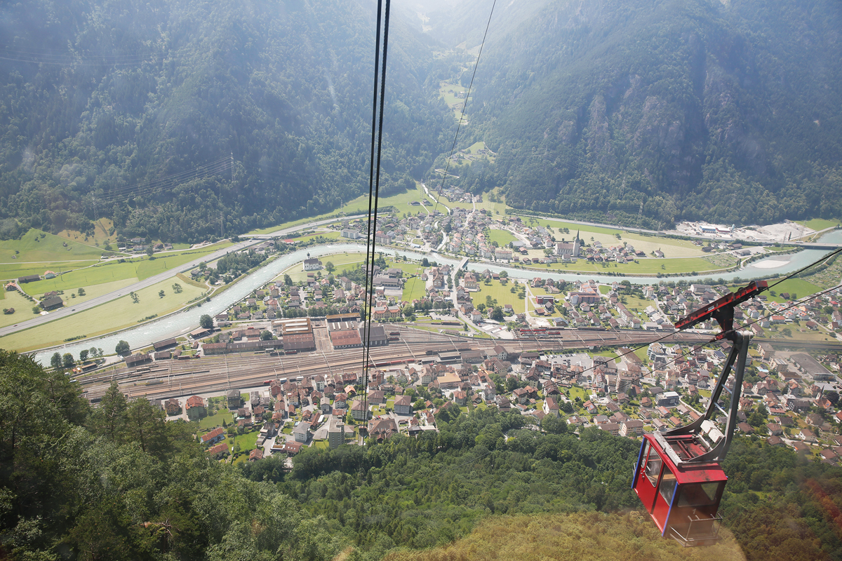 Sinnbild für die ungewisse Entwicklung des Urner Reusstals: Das Eisenbahnerdorf Erstfeld liegt an der Nord-Süd-Transitverkehrs­achse, die nächsten Jahre aber ohne direkten Anschluss an den Gotthard-Basistunnel (im Bild: Seilbahn Erstfeld–Schwandiberg).