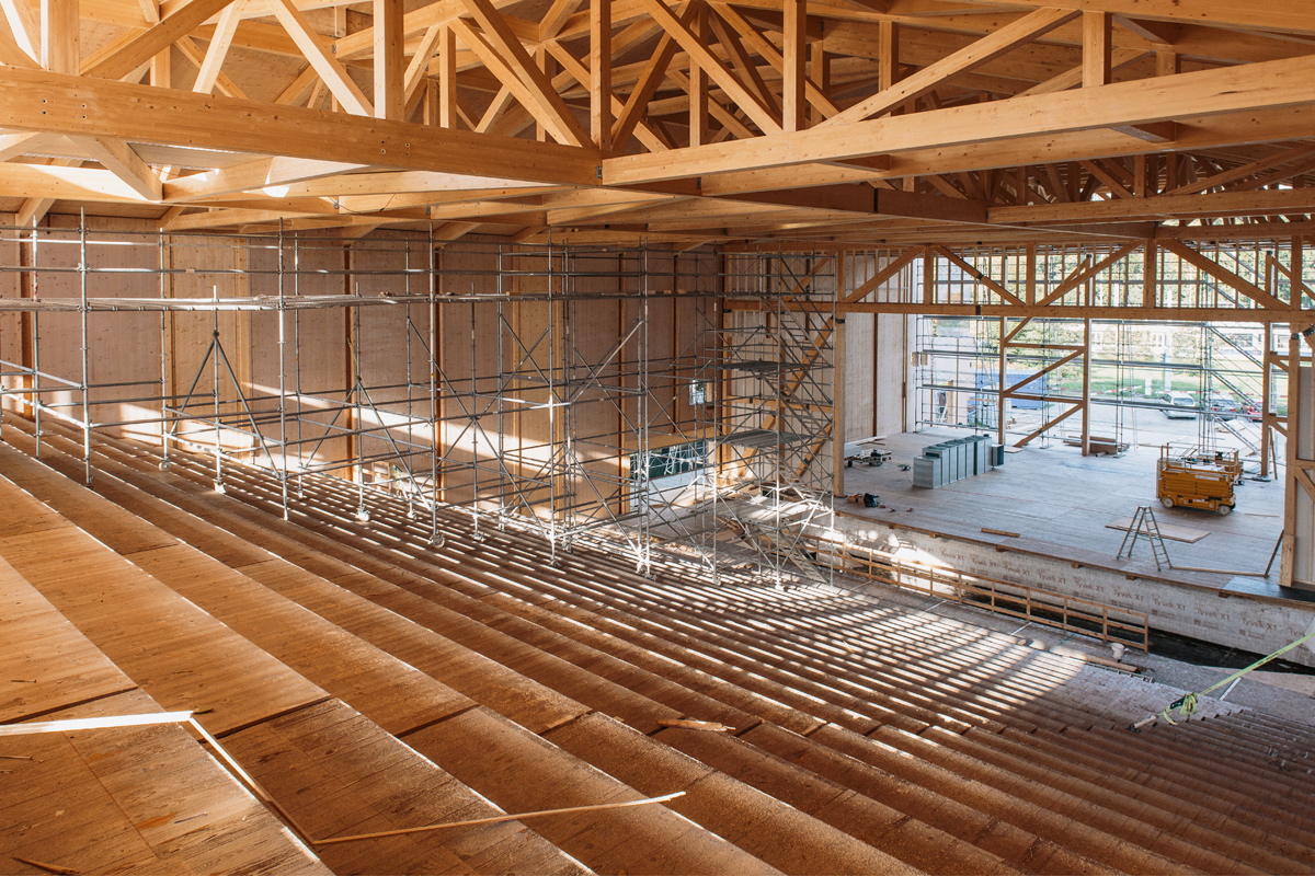 Die Holzstruktur des Opernhauses vor dem Innenausbau: Die Fachwerkträger bleiben sichtbar, Boden und Wände aus Schichtplatten erhalten Verkleidungen und Schallsegel.