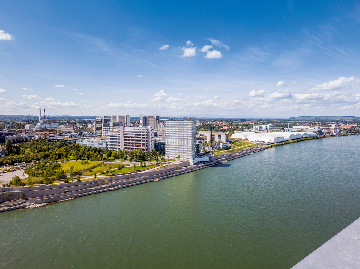 Blick vom Novartis-Hochhaus an der Dreirosenbrücke auf den Novartis-Campus und den Rheinuferweg St. Johann–Huningue – eines von drei bereits realisierten und mit dem IBA-Label ausgezeichneten Projekten.