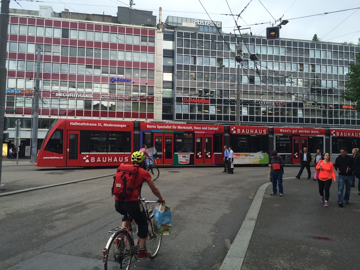 Velostadt Bern: Seit fast 20 Jahren streiten sich die Classe politique und Quartiervereine über eine Velobrücke, die den Breitenrain hoch über die Aare mit der Länggasse verbinden könnte. Für nächstes Jahr hat das Stadtparlament ein Vorprojekt versprochen. Für die räumliche Stadtentwicklung aber wäre dies nur der erste Teil eines eigentlichen Velorings rund um die Innenstadt. Der Verkehrsanteil der Velos soll mit zusätzlichen Schnellrouten in die Aussenquartiere von 11 auf 20 % erhöht werden.