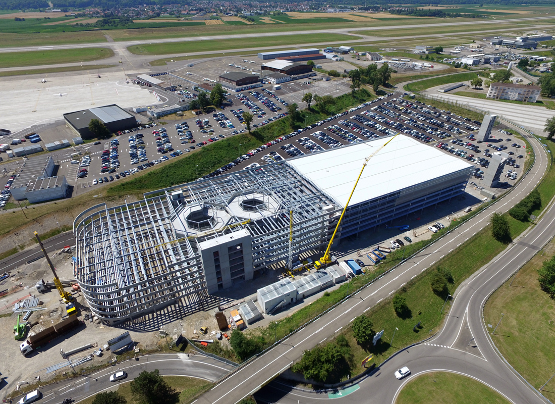 Das neue Parkhaus am EuroAirport Basel Mulhouse Freiburg wird nach der Fertigstellung Mitte 2017 die derzeitige Parkplatznot lindern. Langfristig soll aber ein Bahnanschluss die Erreichbarkeit des Flughafens verbessern.